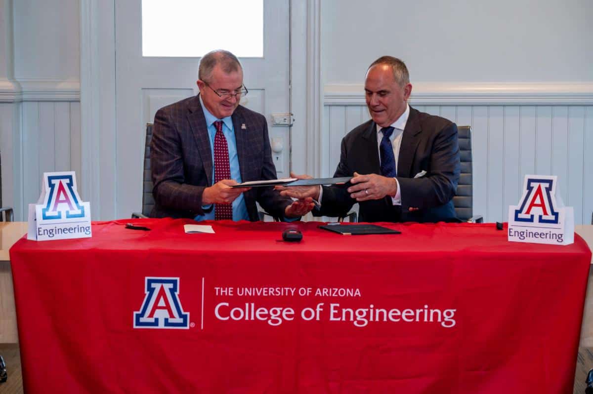 Oct. 19, 2023 MOU signing ceremony. College of Engineering Dean Hahn (R) and MDAA Founder Mr. Ellison (L)